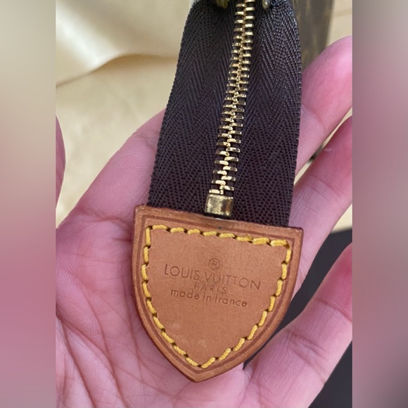 LV Toiletry 26 Monogram - Picture 3 of 15